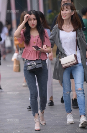 紧致浑圆翘臀牛仔妹