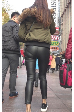 漂亮的超紧皮裤美女《一》