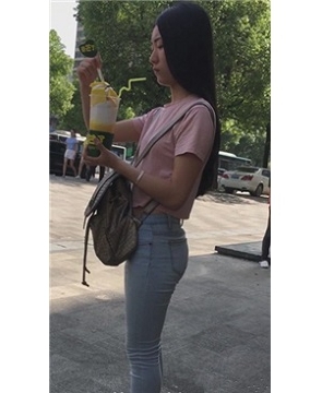 偶遇超级翘臀文静牛仔裤小妹 [1.98 GB]