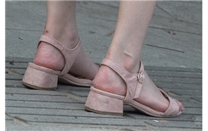 极度粉嫩玉足靓妹 [0.98 GB/avi]