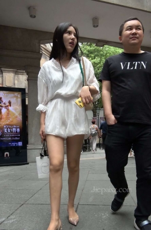 4K – 街拍白色雪纺衫美女 [1.59 GB/MP4]