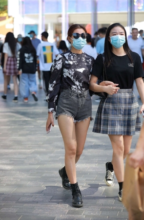 小默街拍作品 – 牛仔热裤小妹