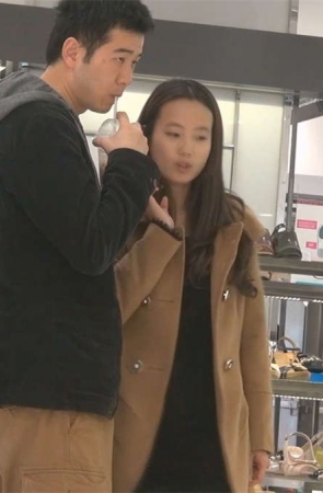 一位可人的小美女为心仪的款式辗转多个柜台