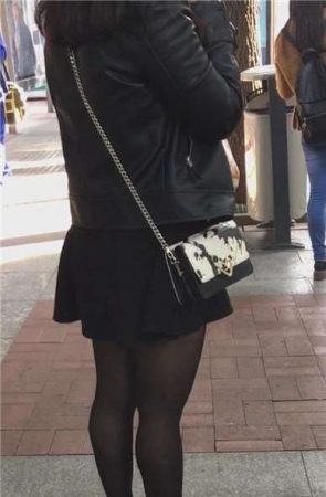 街拍黑丝短裙性感熟女姐姐