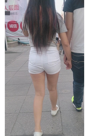 长发白热裤妹子