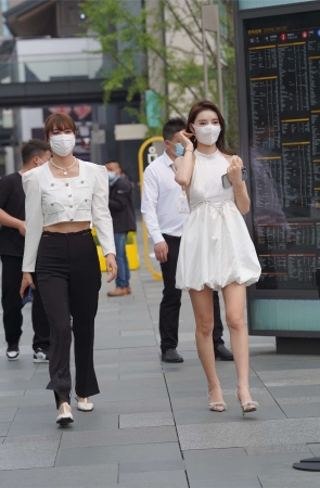 白色短裙美腿凉高美背