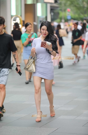 包臀短裙让女人腿变长 让男人眼放光