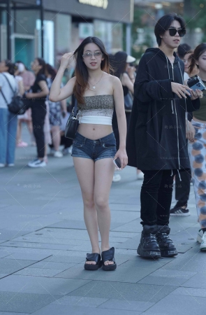 街拍清凉短牛小姐姐