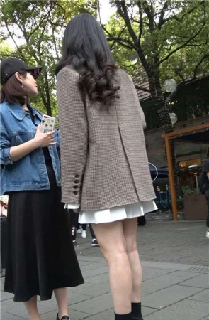 白裙美腿气质美女