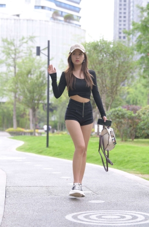 一始街拍作品 棒球帽女孩