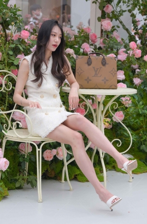 美腿美zu气质美女拍照打卡