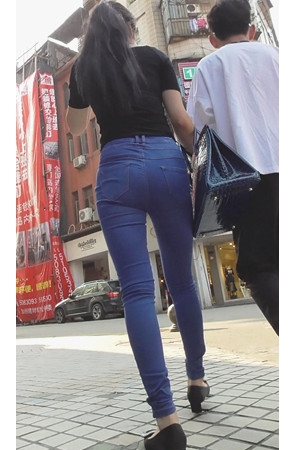 黑衣蓝牛紧身裤