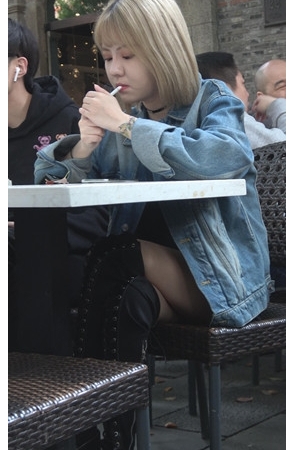 吸烟帅气的黄发小姐姐[1.59G/MP4]