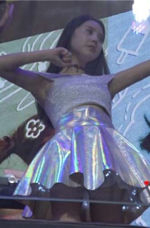 梦幻舞蹈表演的小清新可爱萌妹子。