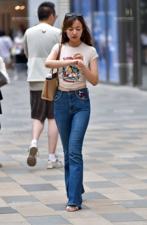 文静牛仔裤美女