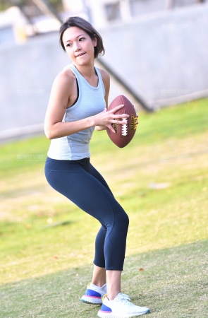 女投手玩得投入