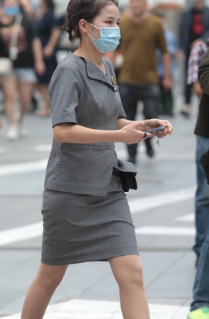 诱惑肉丝街拍高跟OL