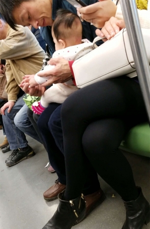 地铁拍摄黑色丝袜漂亮美少妇