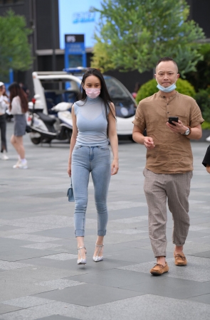 爱穿紧牛高跟的女人