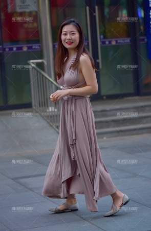 黄昏下珠圆玉润的美妇