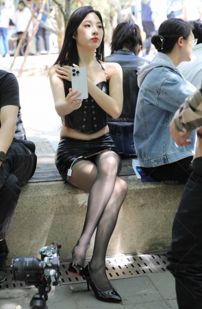 极品亮黑丝细高跟皮裙大长腿【套图✚视频】 15P