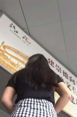 黑T恤格子裙美眉