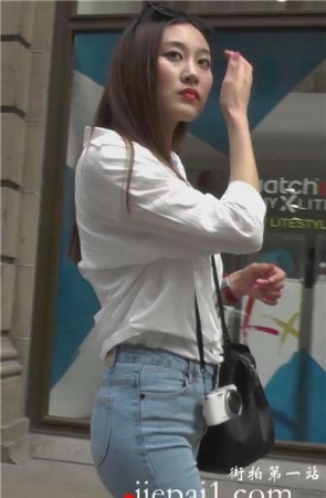 街拍白衬衫蓝色紧身牛仔裤颜值爆表美女[1.74 GB]