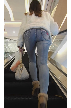 电梯上的牛仔裤妹子