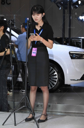 2551-10=70√佛山车展-黑丝美腿女主播 10P