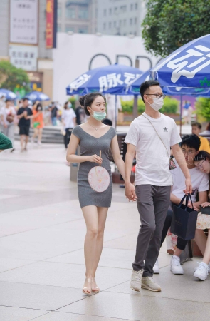 街拍包臀短裙养眼美女