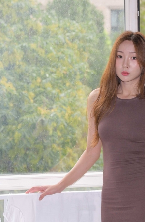 褐色包臀裙美女