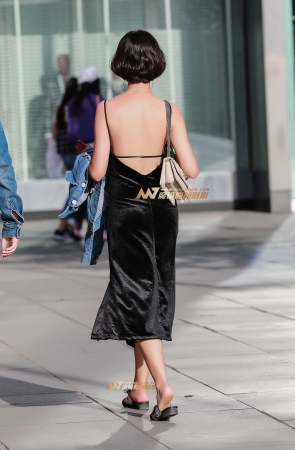 第1332篇吊带露背美女