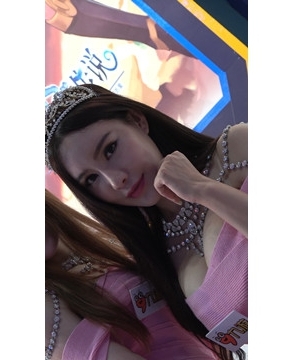 超级丰满小奶牛，粉色裙子更诱惑。