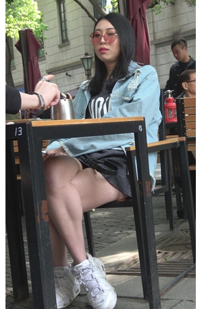 漂亮的裸腿美女