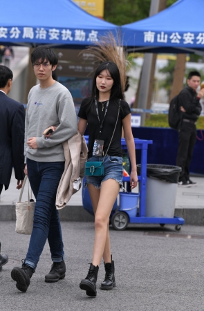 蓝色牛仔短裤小姐姐