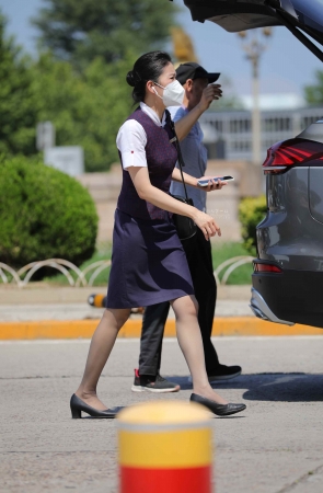 【街拍心灵】空姐经典高级灰丝街拍美腿下班