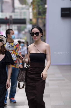 街拍抹胸裙美女