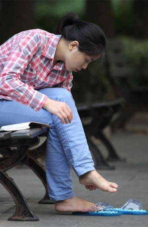 No1204 清秀女孩一边抠脚一边看书的姿势也真是让人醉了