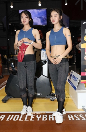 深灰色瑜伽裤2美女