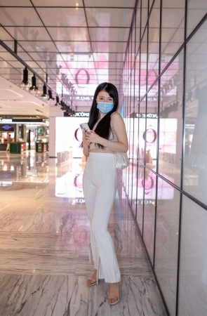 加菲mao街拍作品 白裤女子