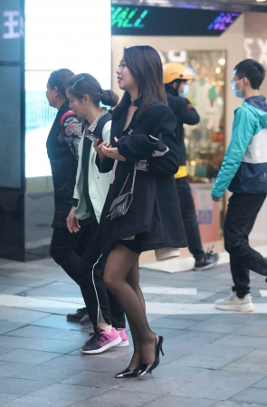 诱惑街拍黑丝高跟shaofu