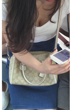 地铁上玩手机的小姐姐