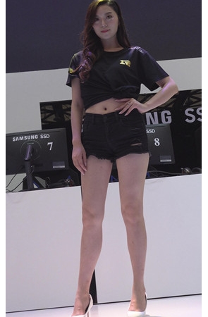 站台上的美女模特