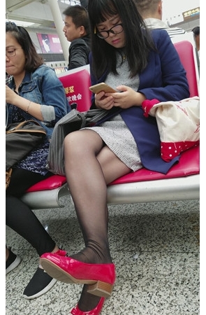 眼镜丝袜妹子[678M/MP4]