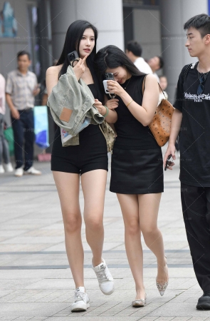 2469-20=61√美腿俩闺蜜～ 12P