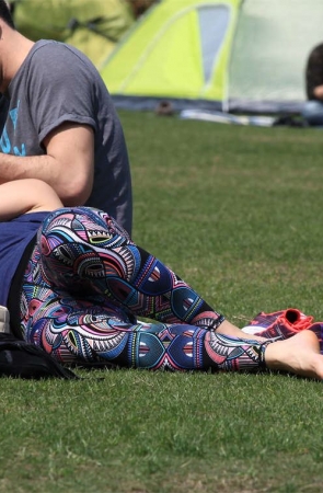 No801 热力女孩美足姿势丰富，还有外国女伴大白脚助阵 第1套