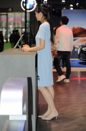 【街拍心灵】奔驰车展礼仪街拍小姐姐肉丝高跟