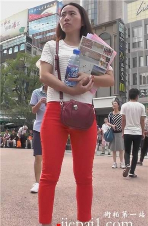 街拍红裤美臀性感美女街头做调查 [676 MB]