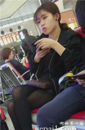 4k-候车室偶遇黑丝小萝莉美女，性感长腿颜值高。