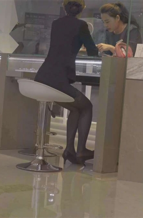 珠宝店漂亮的气质高跟鞋黑丝袜美女